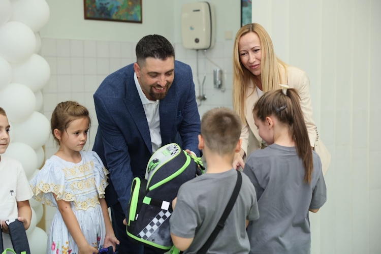 СРЕЋАН ПОЧЕТАК ШКОЛОВАЊА: ВРШАЧКИ ПРВАЦИ ЗАКОРАЧИЛИ У ШКОЛСКЕ КЛУПЕ...